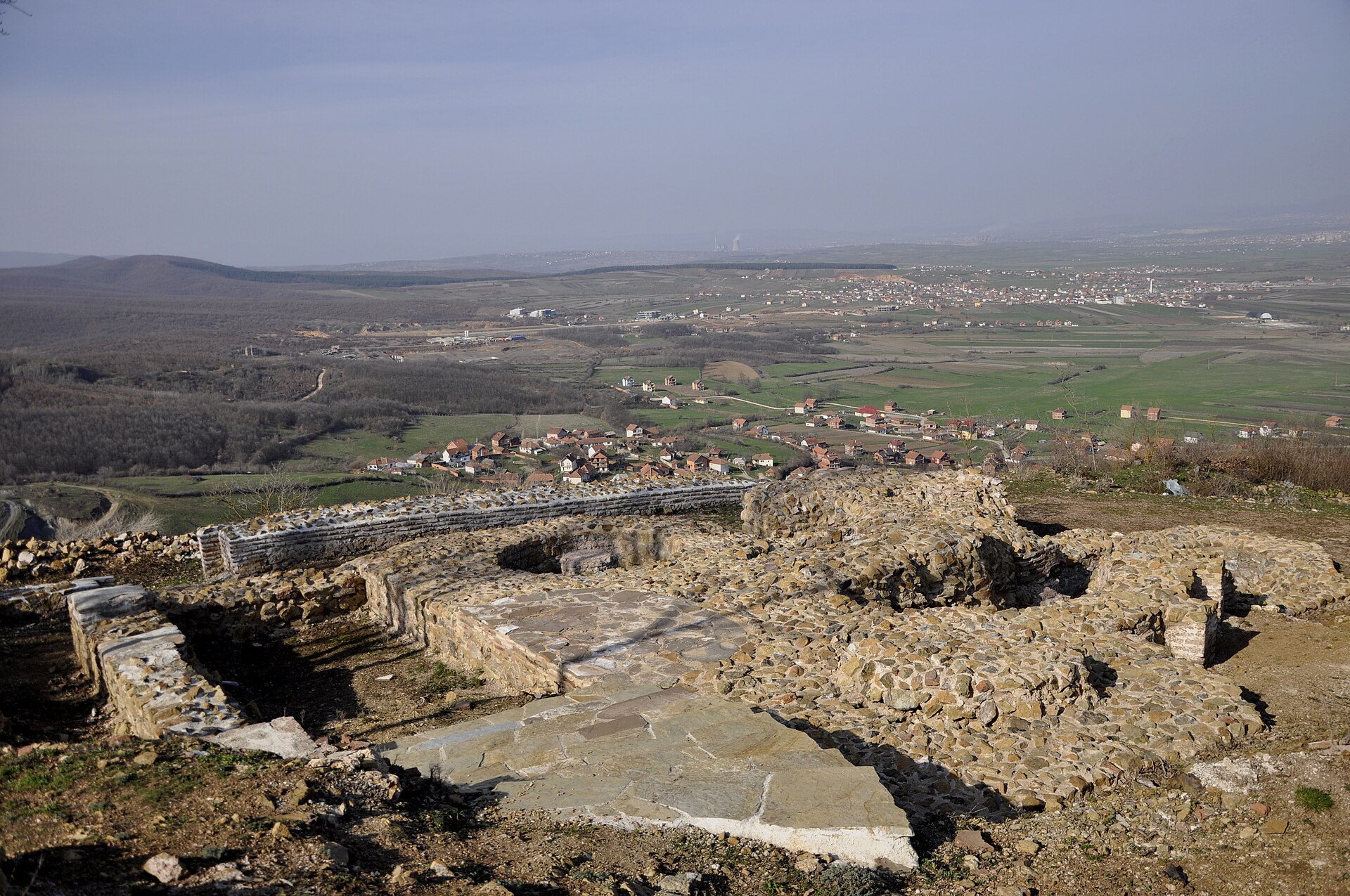 Pamje e përgjithshme e rrënojave dhe e fushës përreth Harilaçit