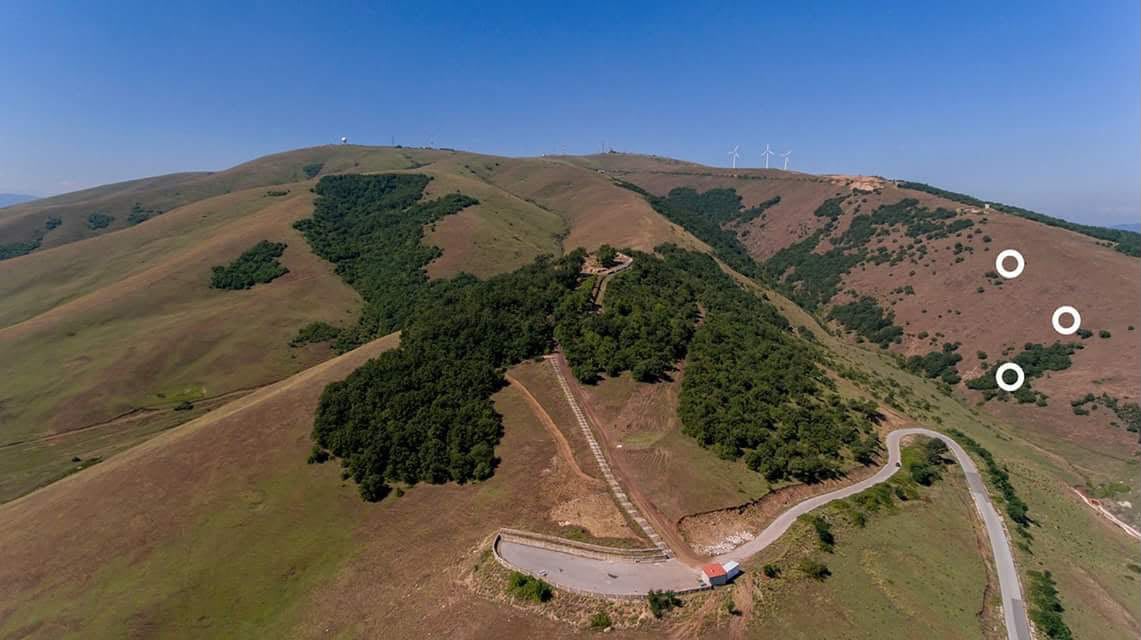 Kodra dhe rruga në fotografinë ajrore