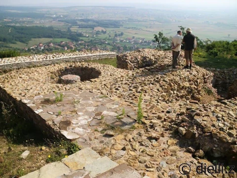 Ruins and horizon